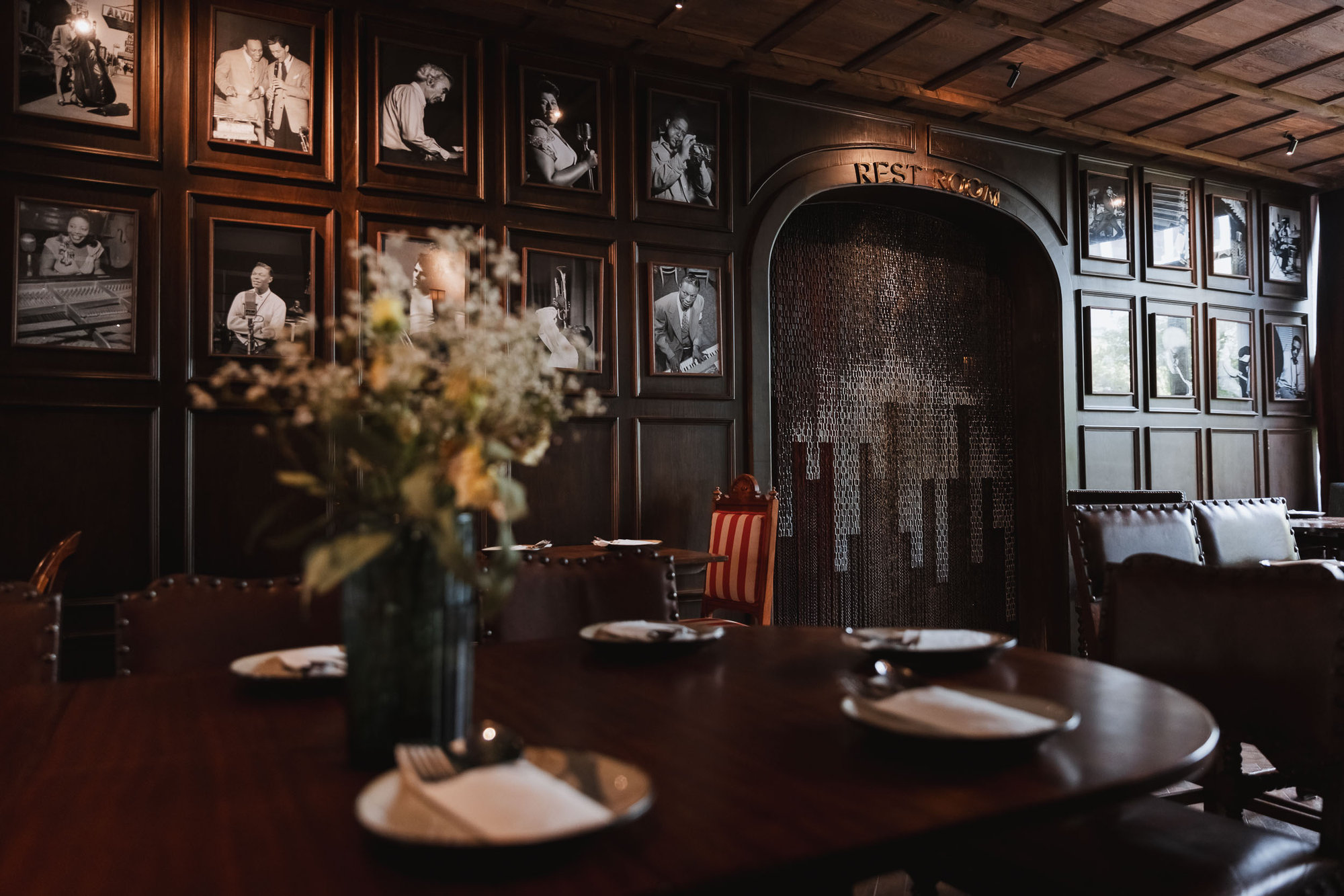 Din Restaurant dining room